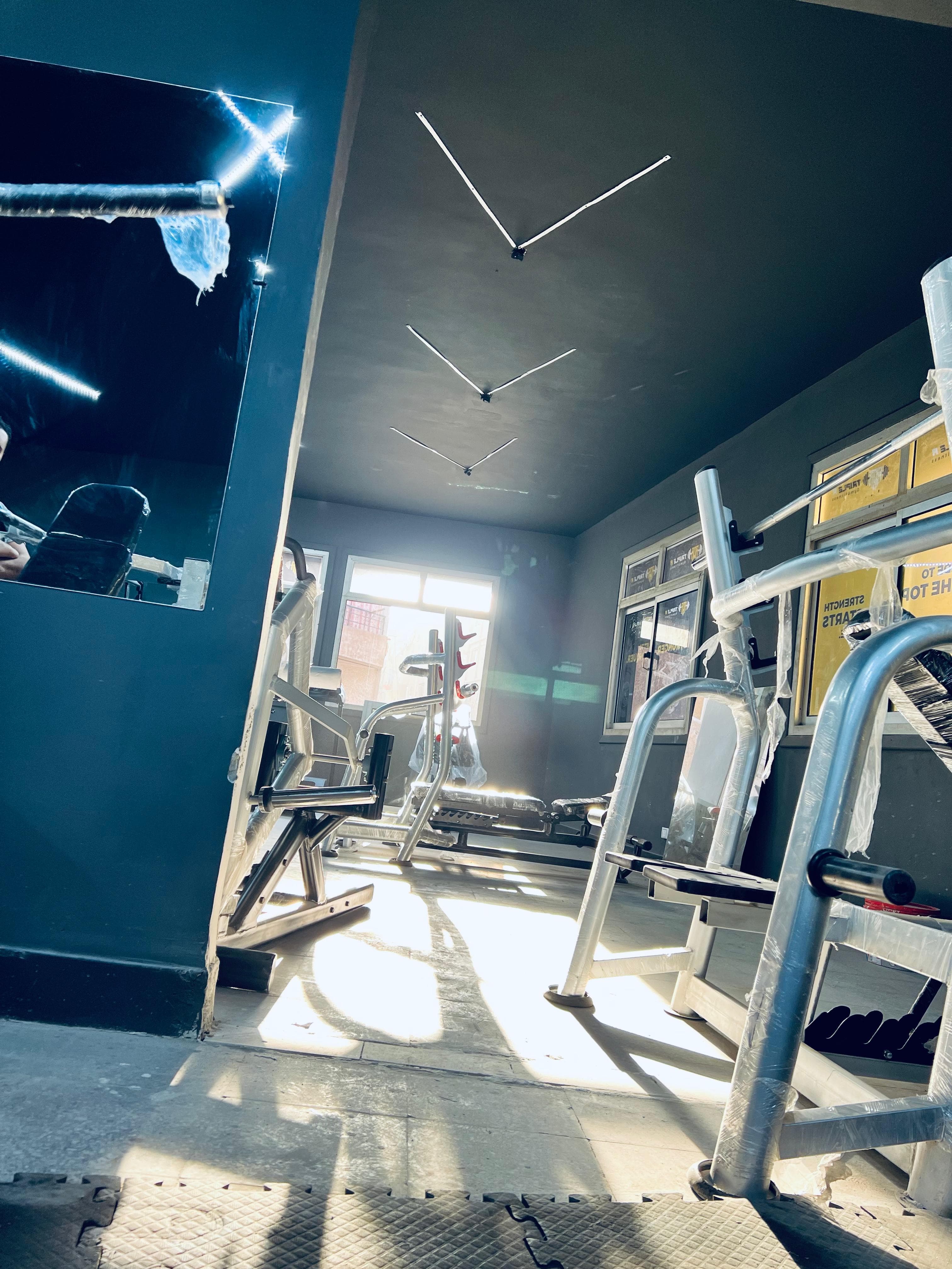منطقة تدريب الأوزان في نادي تريبل إيه جيم بعين شمس